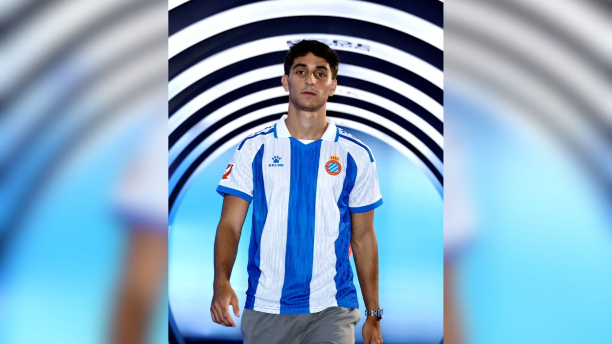 Ramón Terrats, posando con la nueva camiseta del RCD Espanyol Ramón Terrats, posando con la nueva camiseta del RCD Espanyol