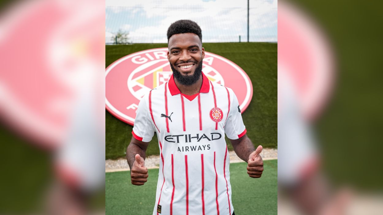 Thomas Lemar, posando con la nueva camiseta del Girona Thomas Lemar, posando con la nueva camiseta del Girona