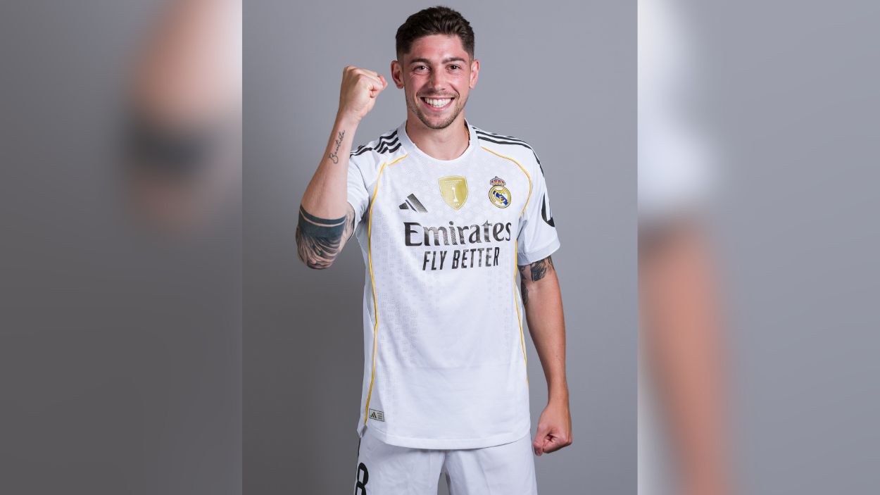 Fede Valverde, posando con la nueva camiseta del Real Madrid Fede Valverde, posando con la nueva camiseta del Real Madrid