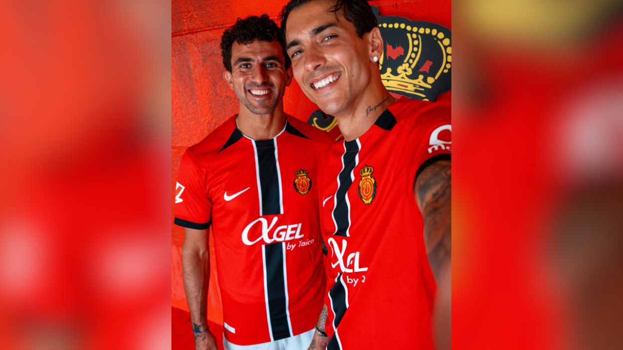 Los jugadores del Mallorca, posando con la nueva camiseta Los jugadores del Mallorca, posando con la nueva camiseta