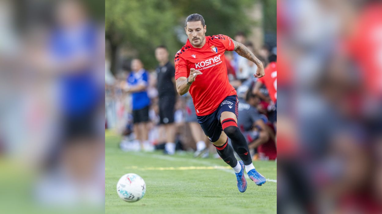 Juan Cruz, durante un partido de Osasuna con la nueva equipación Juan Cruz, durante un partido de Osasuna con la nueva equipación