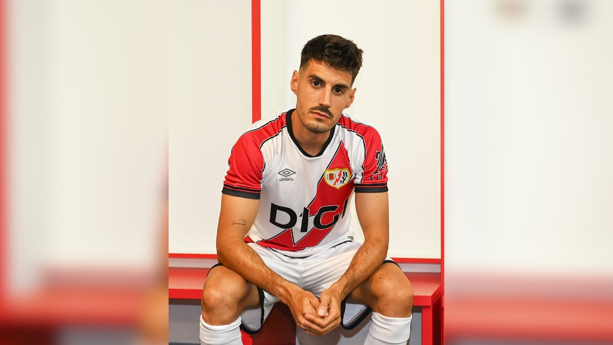 Óscar Valentín, posando con la nueva camiseta del Rayo Vallecano Óscar Valentín, posando con la nueva camiseta del Rayo Vallecano