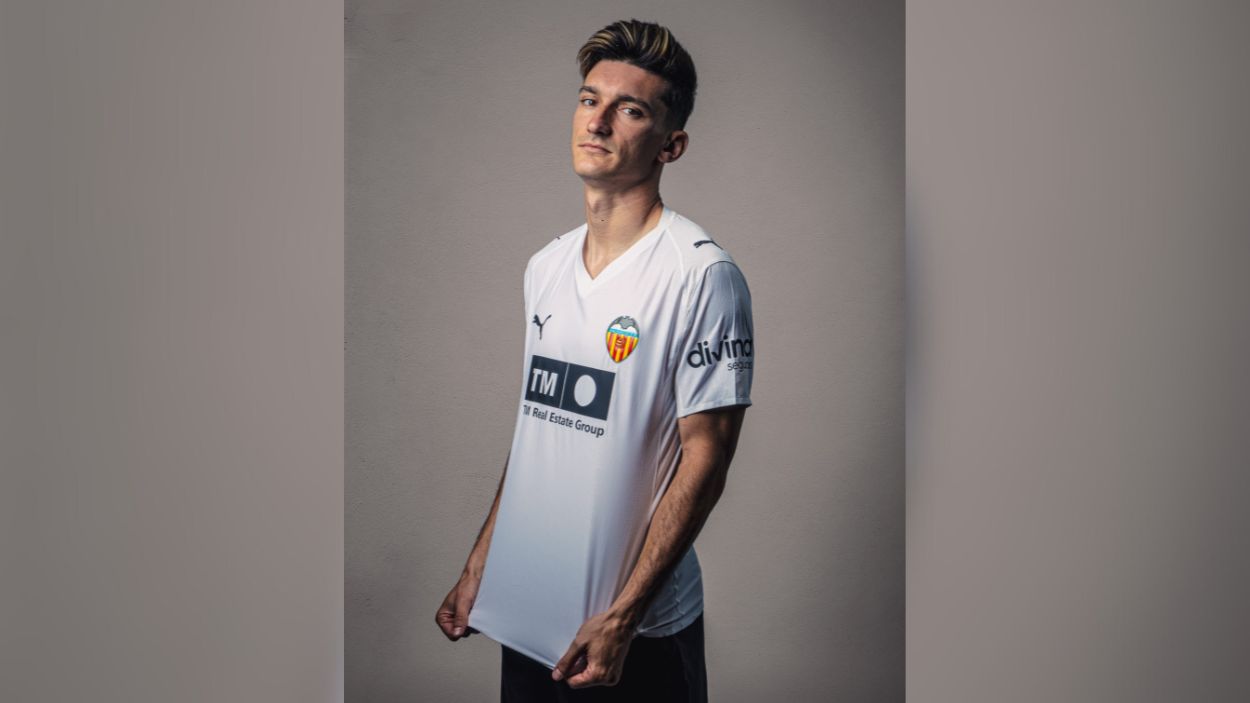 Pepelu, posando con la nueva camiseta del Valencia Pepelu, posando con la nueva camiseta del Valencia