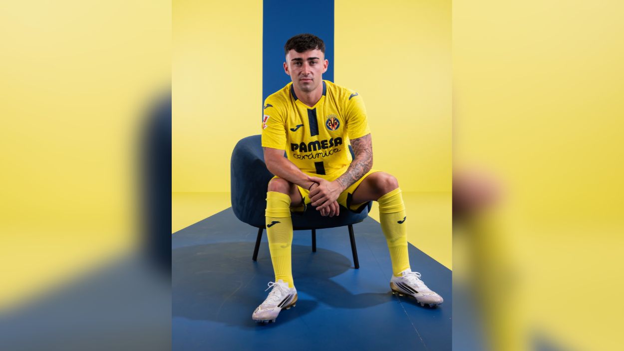Alberto Moleiro, posando con la nueva camiseta del Villarreal Alberto Moleiro, posando con la nueva camiseta del Villarreal