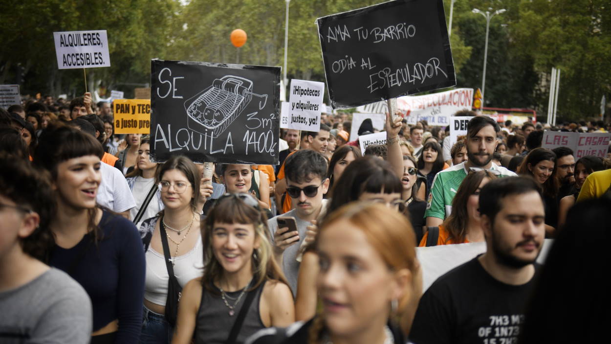 La tasa de emancipación de los jóvenes se desploma al verse obligados a destinar un 92,3% de su salario. EP.