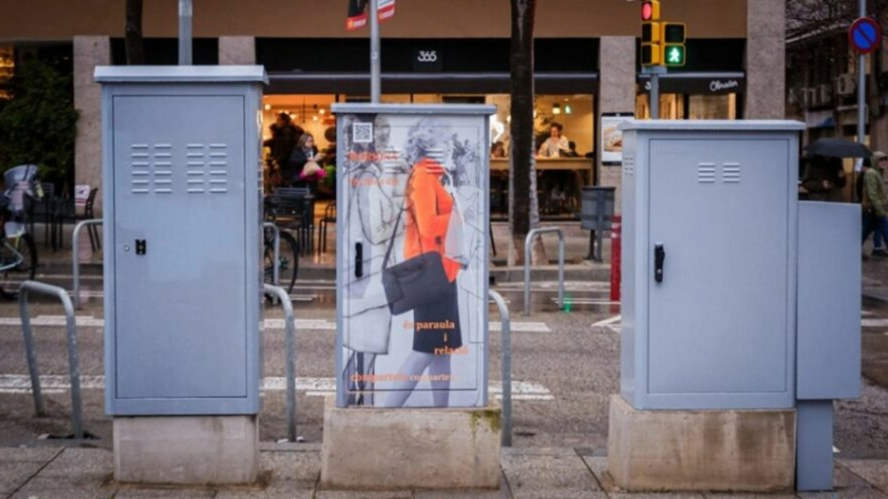 Caja de luz del distrito de Les Corts con la imagen de la campaña "Mariona, mujer de mujeres"