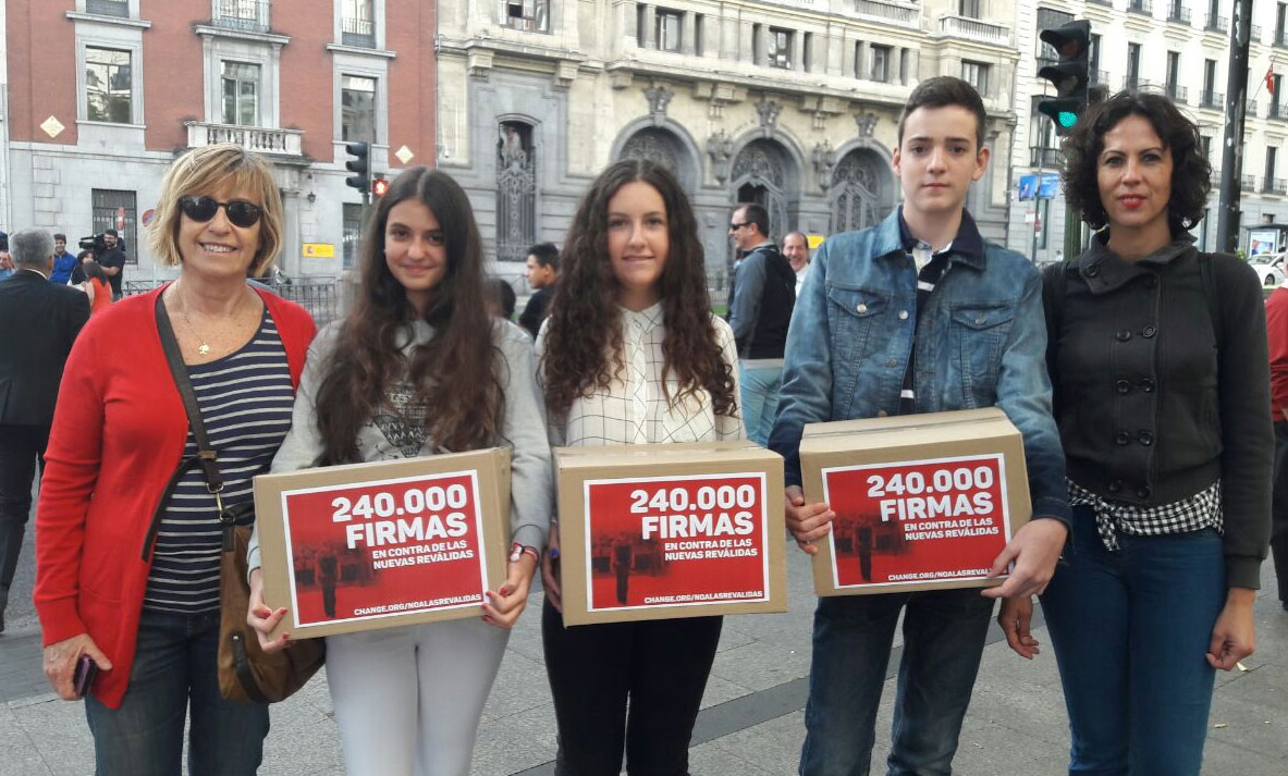 Los tres estudiantes junto con las 240.000 firmas contra las reválidas que han entregado al Ministerio de Educación