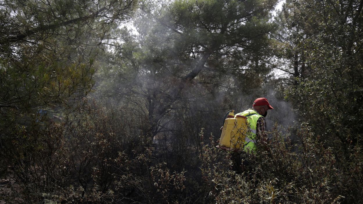 Voluntarios ayudan a sofocar las llamas en los incendios de León. EP.