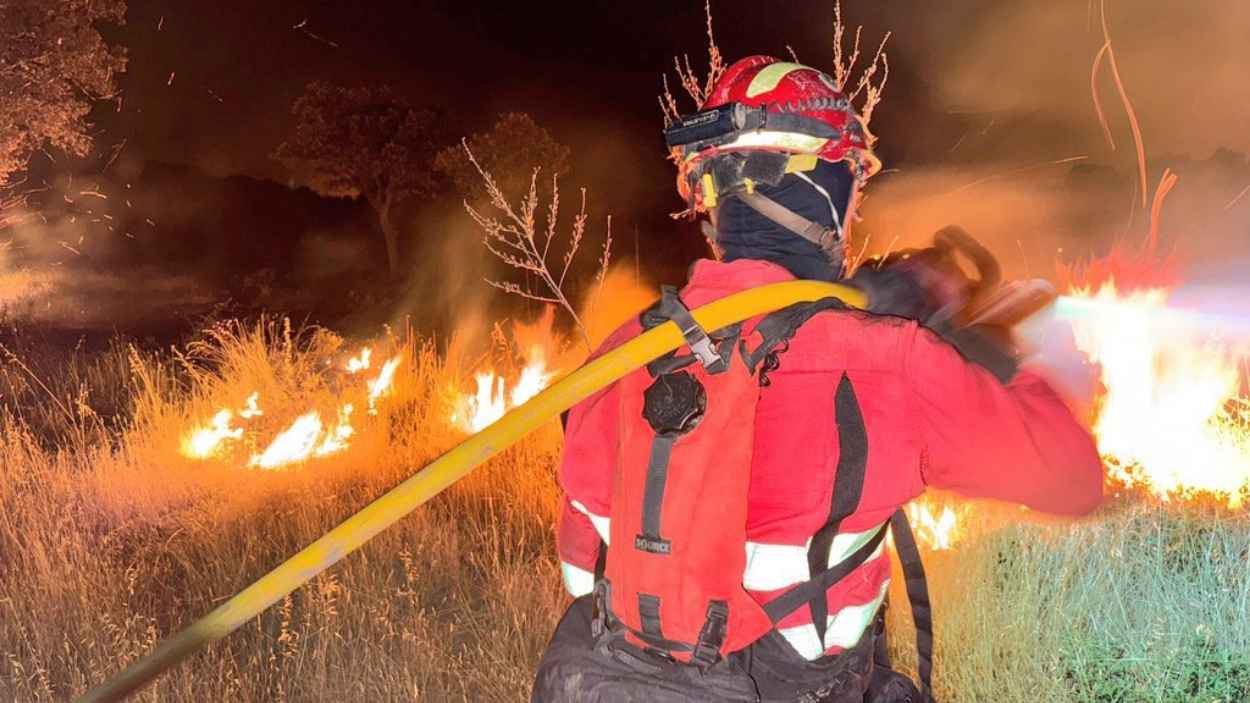 Una agente de la Unidad Militar de Emergencias (UME) trabaja en las labores de extinción del incendio. EP.