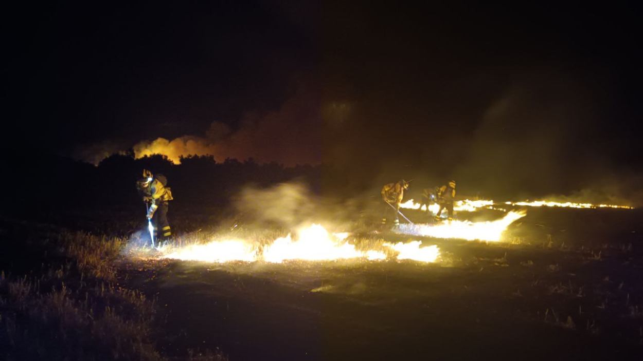 Efectivos del Plan INFOCAM luchando contra las llamas en el incendio de Calera y Chozas. Plan INFOCAM.