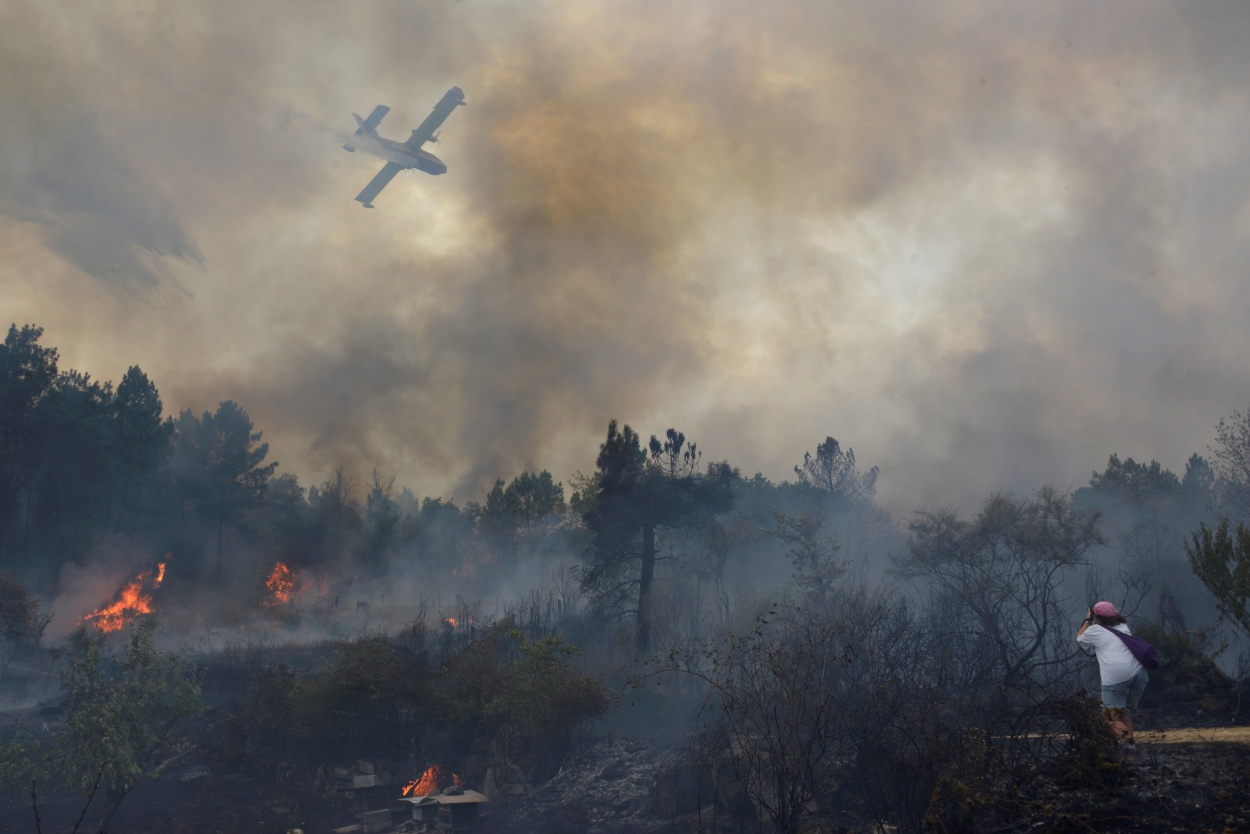 Imagen de un hidroavión actuando ayer en uno de los incendios de la provincia de Ourense (Foto: Europa Press).