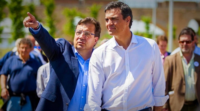 Guillermo Fernández Vara y Pedro Sánchez en una imagen de archivo. 