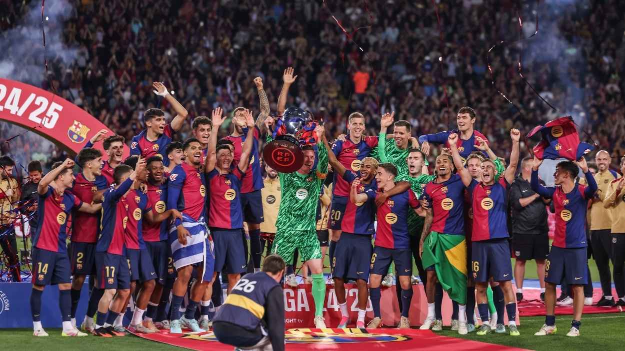 El FC Barcelona, levantando el título de Liga. EP
