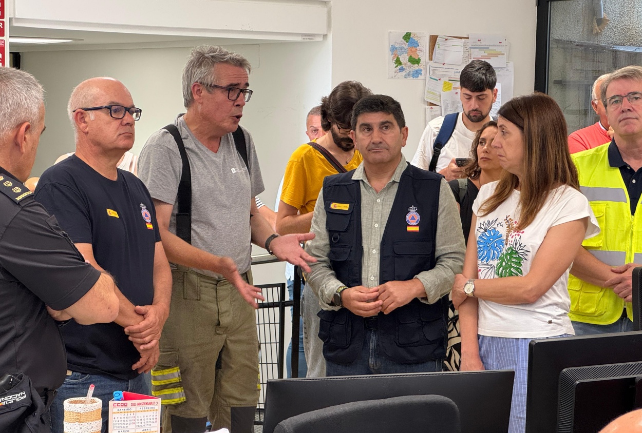 El delegado del Gobierno en Galicia, Pedro Blanco, durante la visita de hoy al Centro de Coordinación junto a la conselleira do Medio Rural, María José Gómez (Foto: Delegación del Gobierno en Galicia).