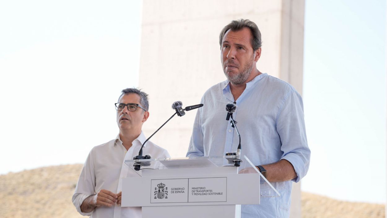 El ministro de Transportes y Movilidad Sostenible, Óscar Puente, junto con el de Presidencia, Justicia y Relaciones con las Cortes, Félix Bolaños, en Almería. EP.