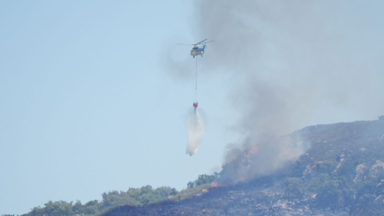 Medios aéreos trabajan en la zona quemada del fuego de Tarifa. EP.