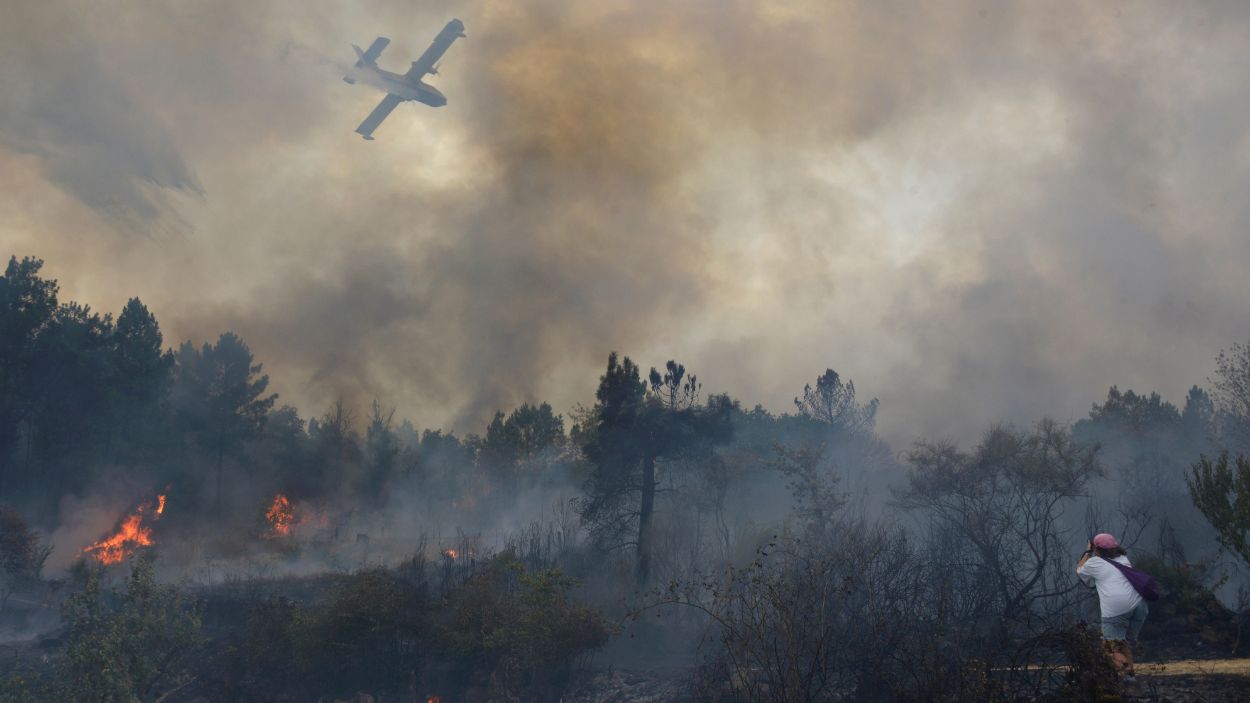 Un hidroavión trata de extinguir el incendio en Seixalbo, Ourense. EP.