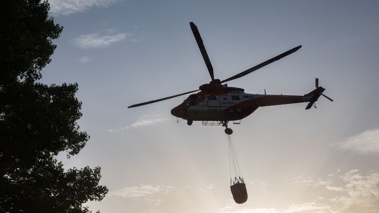 Un helicóptero trabaja en las labores de extinción del fuego en Tres Cantos (Madrid). EP.
