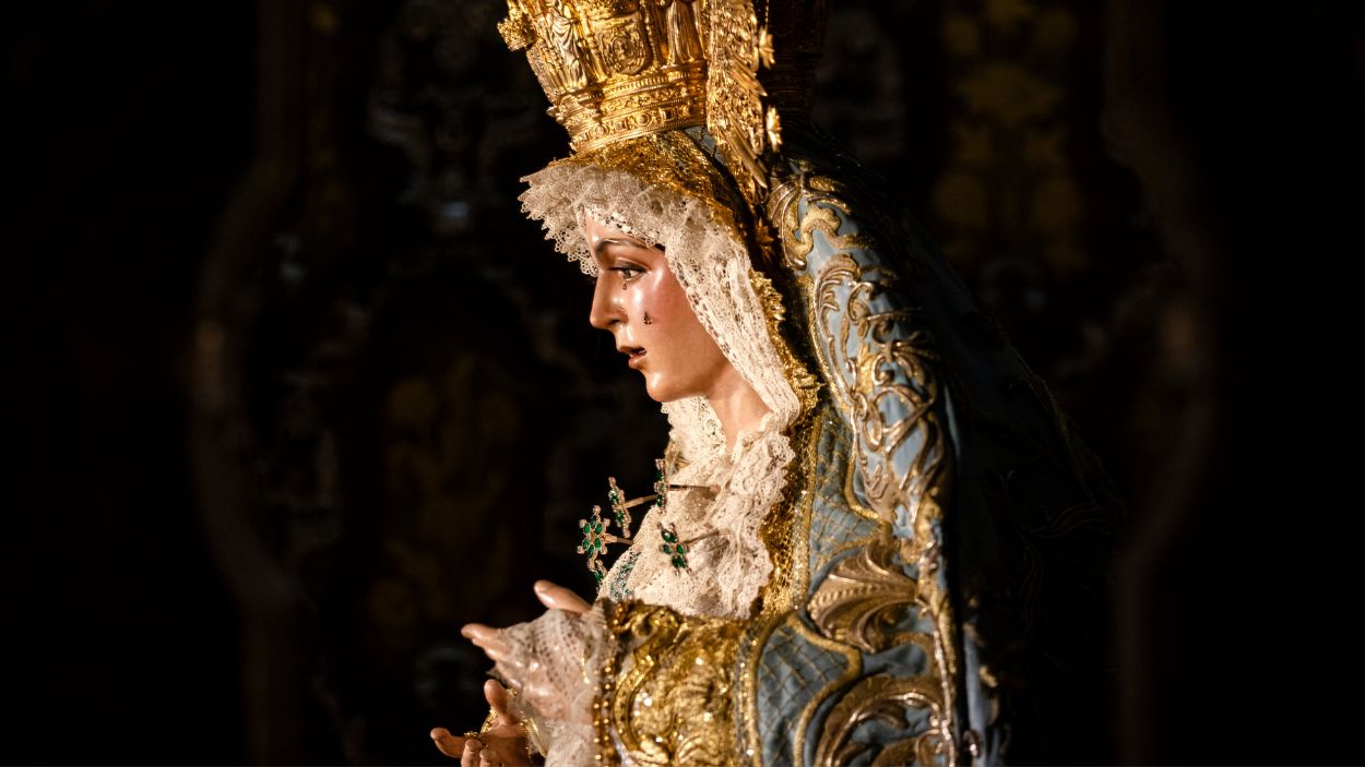 La Macarena, imagen religiosa del siglo XVII de Sevilla, portada en 'The New York Times'.