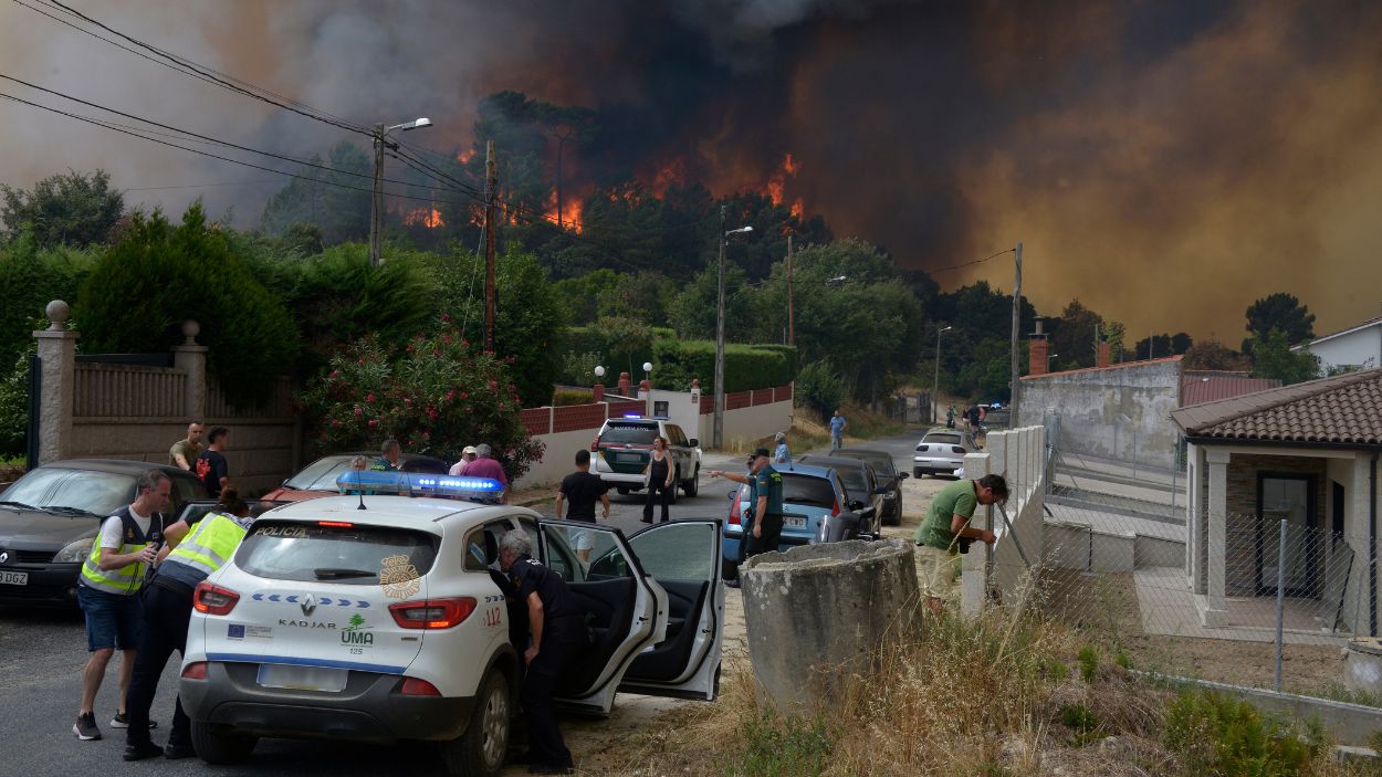 Varios servicios de emergencia trabajan en la extinción del fuego en Seixalbo, Ourense. EP.
