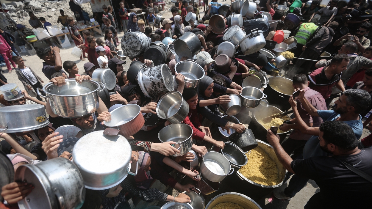 Colas de palestinos esperan para recibir comida en la ciudad de Gaza. EP
