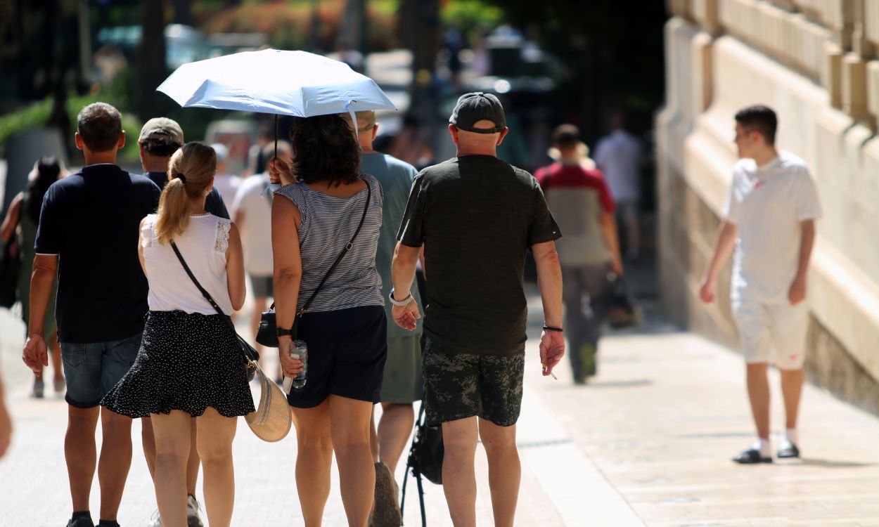 35 provincias españolas, en alerta por la ola de calor y las tormentas. EP