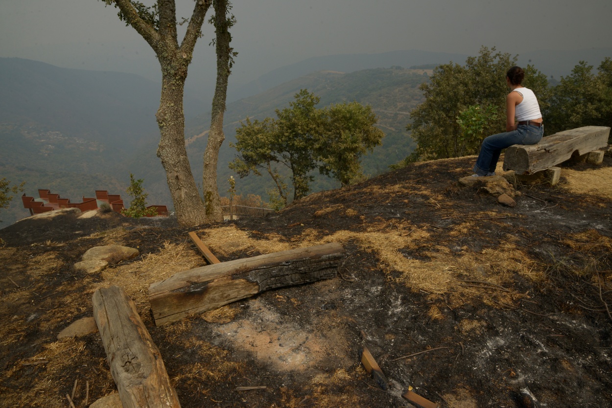 Imagen de ayer de uno de los incendios de Ourense (Foto: Europa Press).