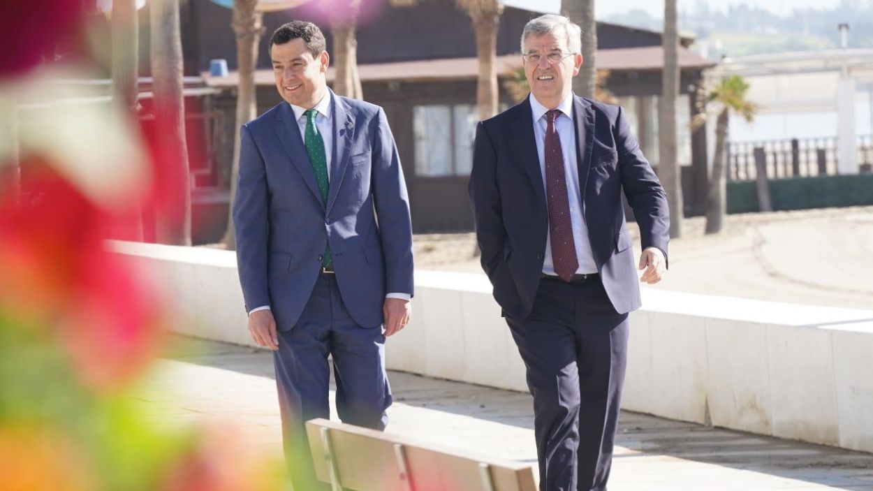 El presidente de la Junta de Andalucía, Juanma Moreno Bonilla, y el alcalde de Estepona, José María García. EP.