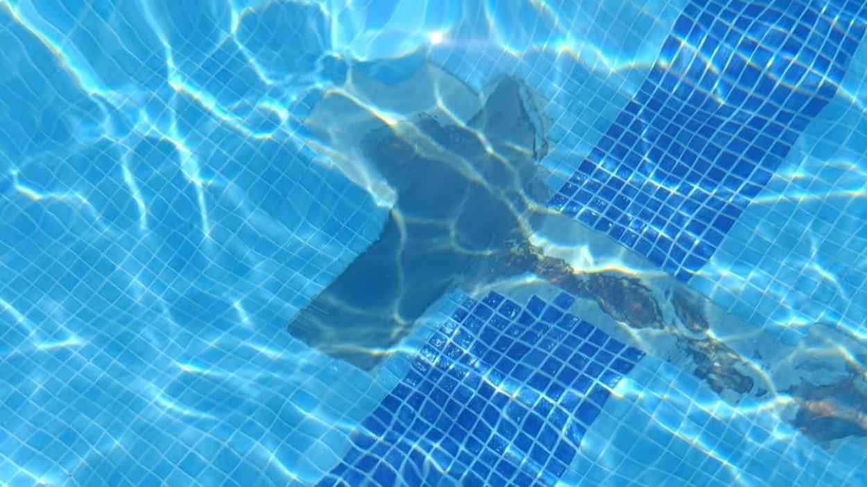 Gresite levantado del interior de la piscina tras haber destinado 400.000 euros a su reforma. EP.