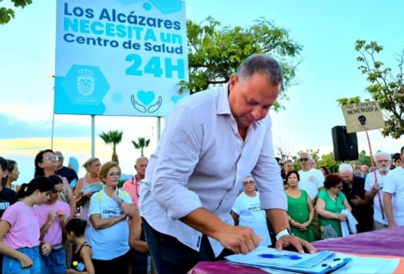 Protesta en Los Alcázares contra la incineradora de productos sanitarios y en defensa de la apertura del centro de salud las 24 horas del día. (Foto: PP Los Alcázares)