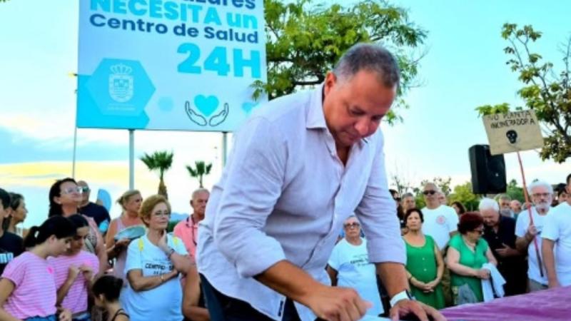 Protesta en Los Alcázares contra la incineradora de productos sanitarios y en defensa de la apertura del centro de salud las 24 horas del día. (Foto: PP Los Alcázares)
