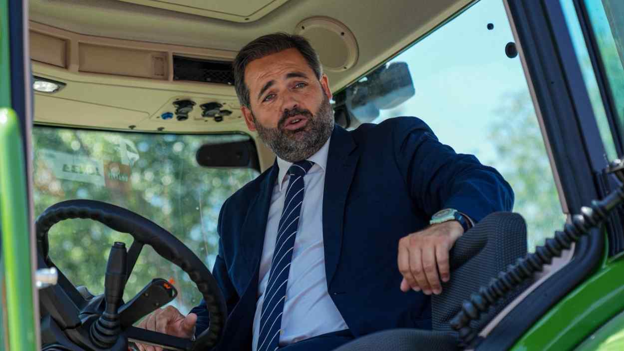Paco Núñez, presidente del PP de Castilla La Mancha, montado en un tractor. EP