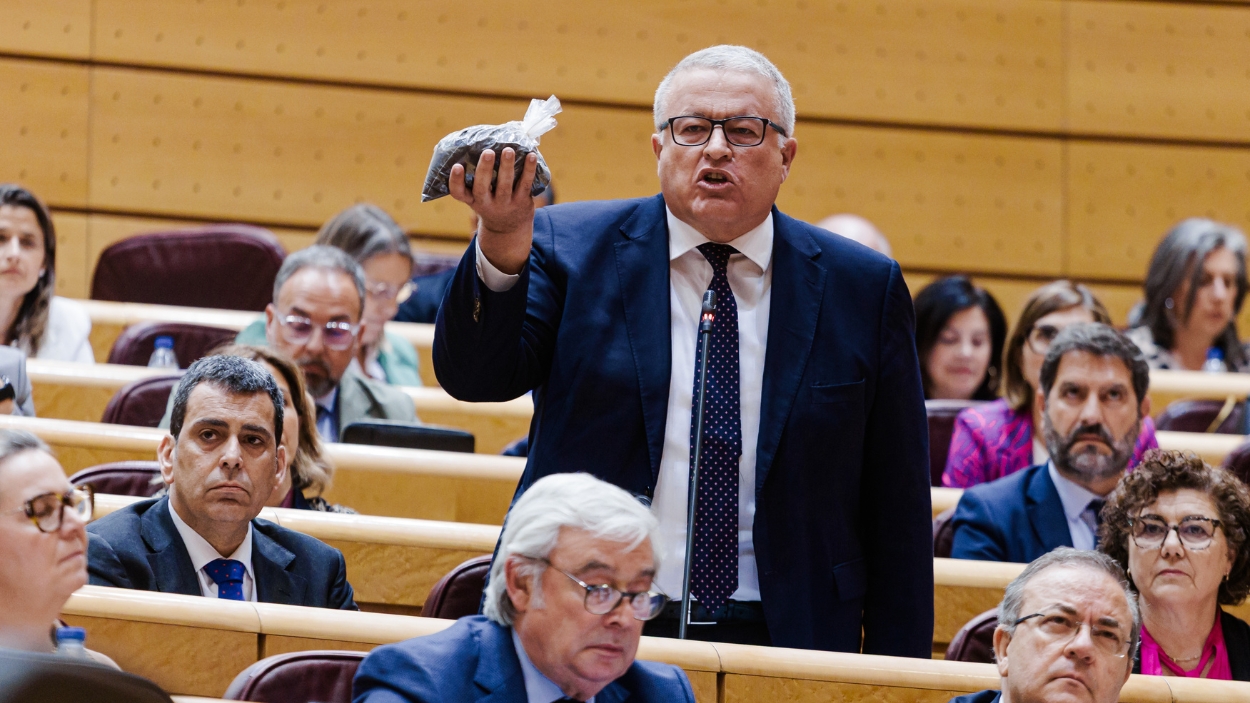 El senador del PP Francisco Bernabé Pérez muestra un paquete con tierra contaminada durante una sesión de control al Gobierno. EP