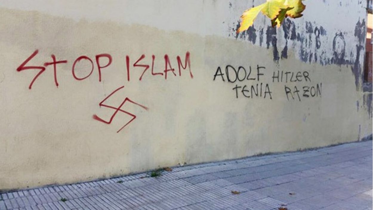 Pintadas islamófobas en la vía pública. EP
