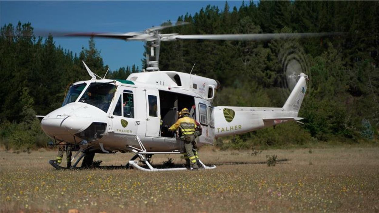 Con helicópteros, patrullas terrestres y tecnología innovadora, más de 100 profesionales afrontan día y noche un verano marcado por el fuego y las altas temperaturas