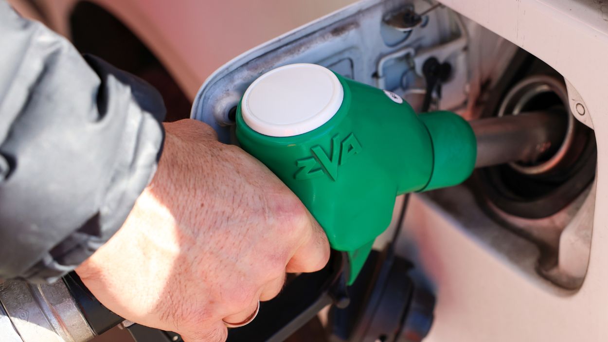 Una persona reposta en una gasolinera. EP.
