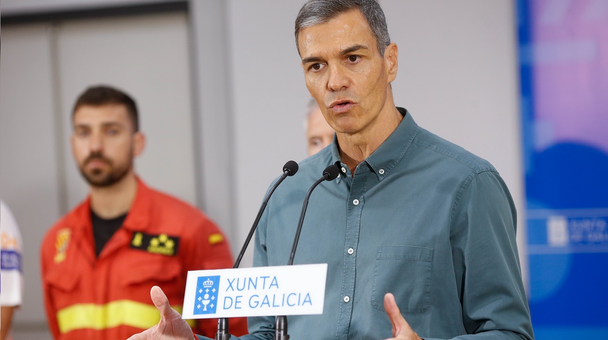 El presidente del Gobierno, Pedro Sánchez, durante su visita al Centro de Coordinación Operativo Contraincendios de Ourense. EP