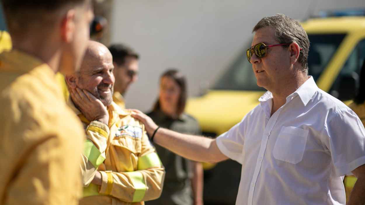El presidente de Castilla La Mancha, Emiliano García Page, junto a varios efectivos del Infocam. JCCM.