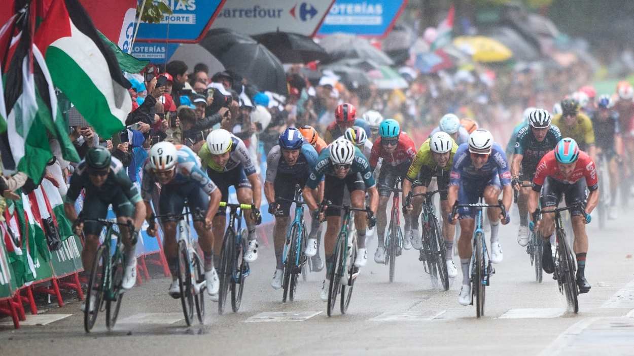Varios ciclistas disputan el sprint durante el final de la etapa 17 de la Vuelta España 2024. EP