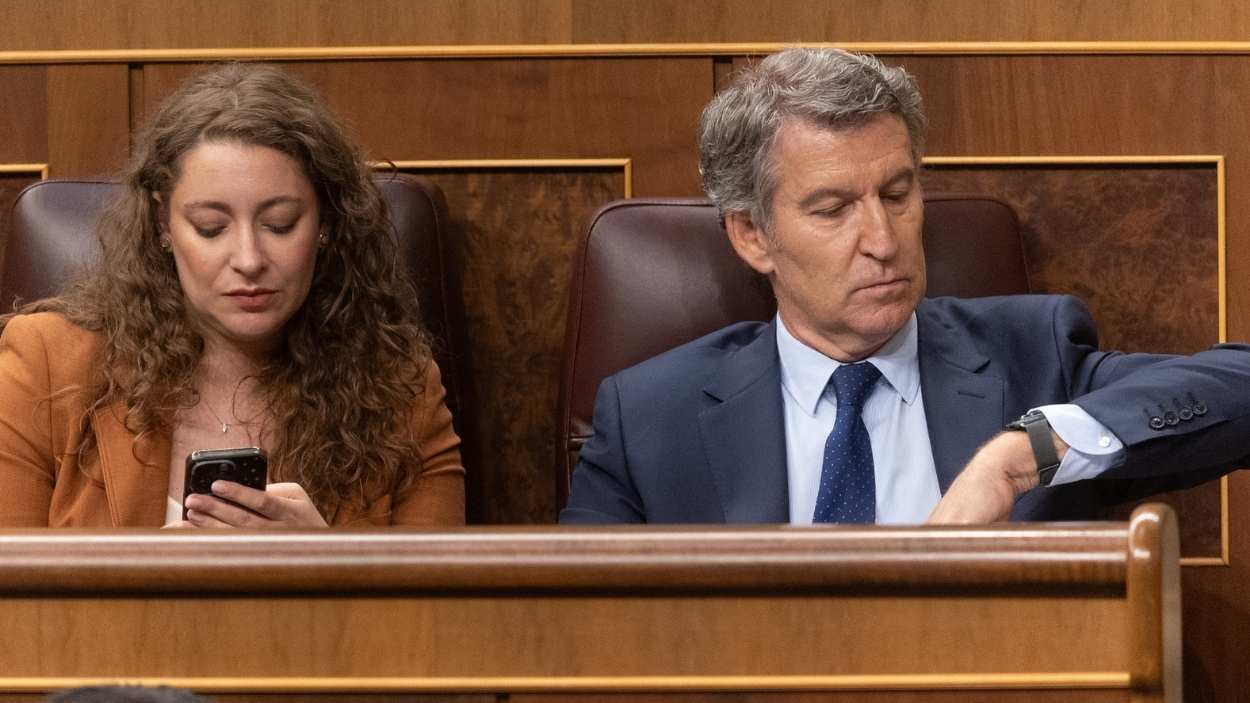 La portavoz del PP en el Congreso, Ester Muñoz y el presidente del PP, Alberto Sánchez Feijóo, durante un pleno extraordinario. EP.