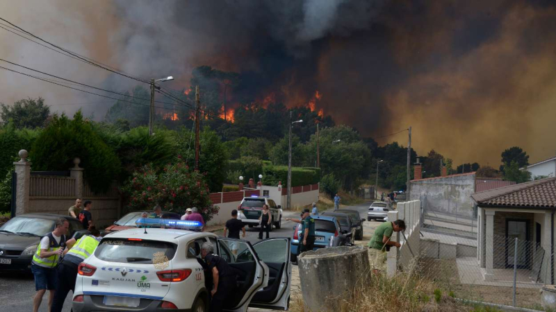 El error más peligroso que puedes cometer si te sorprende un incendio en carretera. EP El error más peligroso que puedes cometer si te sorprende un incendio en carretera. EP