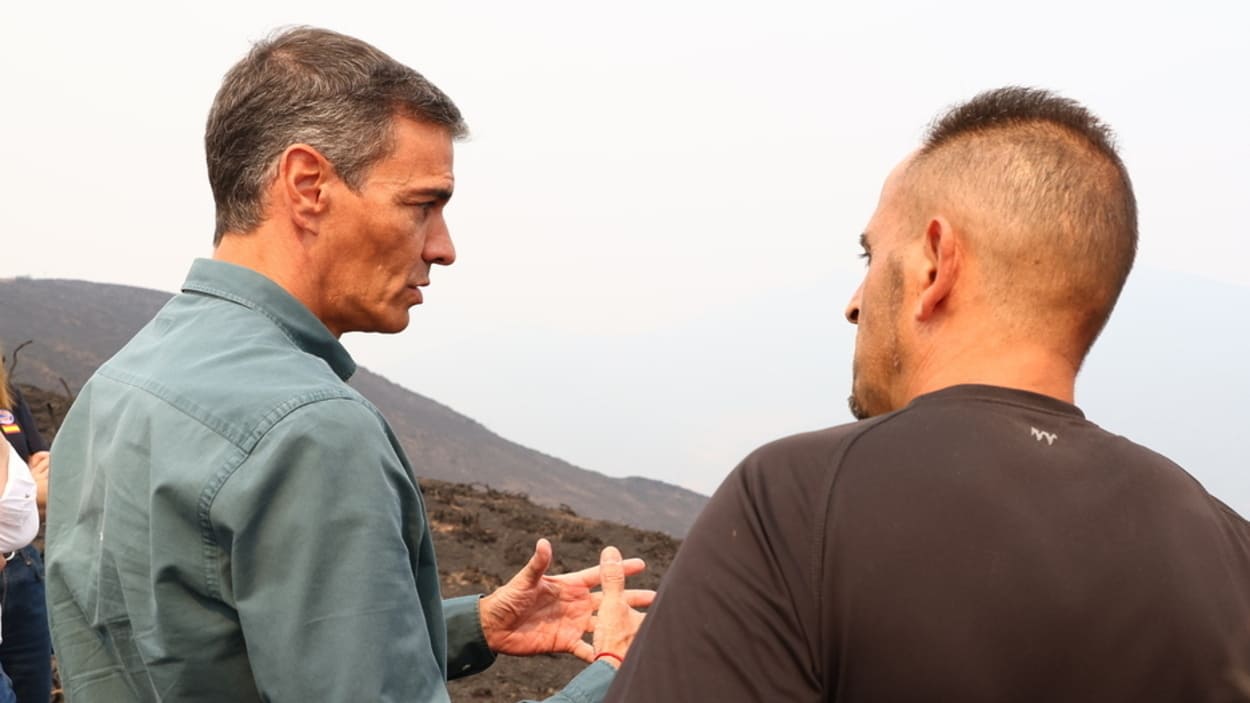 El presidente del Gobierno, Pedro Sánchez, en su visita a las zonas afectadas por los incendios forestales en León. EP.