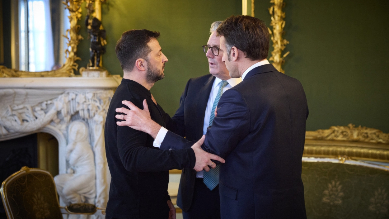 Volodimir Zelenski, Keir Starmer y Emmanuel Macron reunidos en una reunión de seguridad en Gran Bretaña. EP
