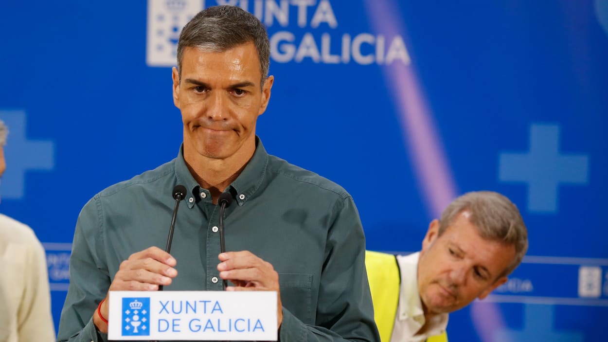 El presidente del Gobierno, Pedro Sánchez, interviene durante su visita al Centro de Coordinación Operativo contra incendios de Ourense. EP.