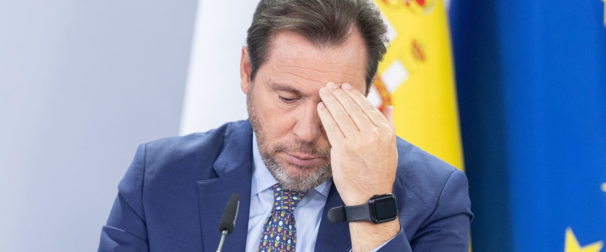 Puente retrata lo sucedido en la televisión de Castilla y León mientras comparecía Mañueco: "No sé si llamarlo..."