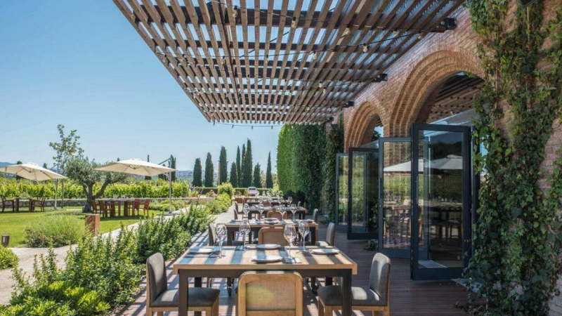 El Celleret, gastronomía con vistas a Montserrat: un restaurante-jardín donde los vinos se maridan con la montaña como telón de fondo. Penedès Turismo