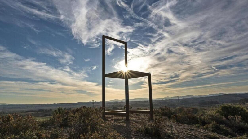 El Mirador de la Cadira, una silla gigante que invita a contemplar el paisaje infinito de viñas. Penedès Turismo