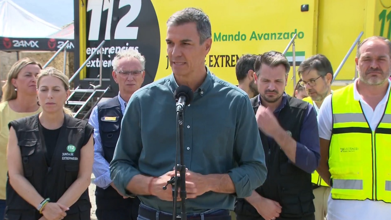 El presidente del Gobierno durante su visita al Puesto de Mando Avanzado (PMA) ubicado en Jarilla (Cáceres). Redes.