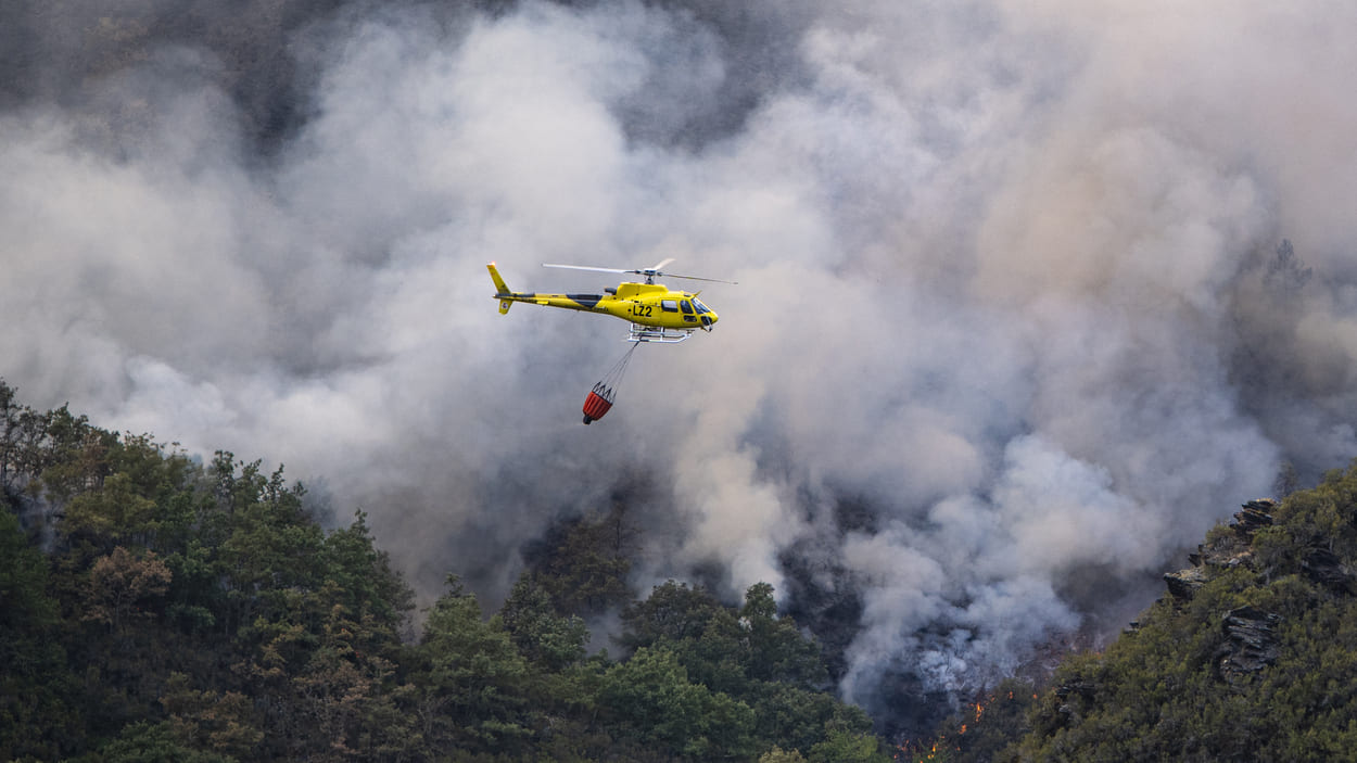 Efectivos de la Unidad Militar de Emergencias durante las labores de extinción del incendio de Villarubín (León). EP.