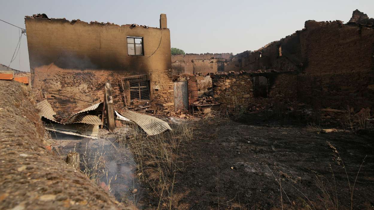 Una casa quemada que ardió tras un incendio, a 13 de agosto de 2025, en Quintana y Congosto, León. EP